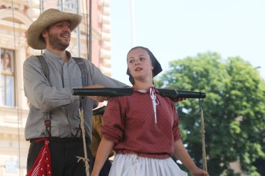 hasselt (flanders), folklor gurubu de boezeroenen Belçika'dan Zagreb Merkezi 48 Uluslararası Folklor Festivali sırasında grup üyeleri halk