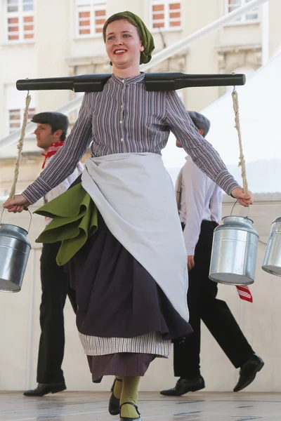 hasselt (flanders), folklor gurubu de boezeroenen Belçika'dan Zagreb 48 Uluslararası Folklor Festivali sırasında grup üyeleri halk