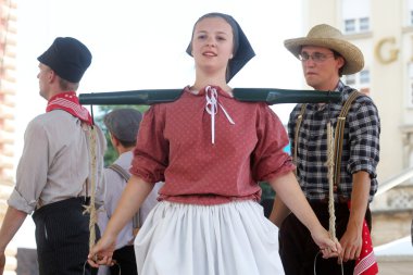 hasselt (flanders), folklor gurubu de boezeroenen Belçika'dan Zagreb 48 Uluslararası Folklor Festivali sırasında grup üyeleri halk