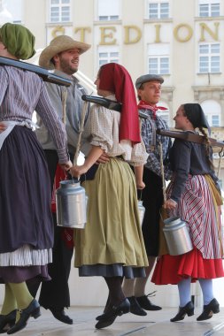 hasselt (flanders), folklor gurubu de boezeroenen Belçika'dan Zagreb 48 Uluslararası Folklor Festivali sırasında grup üyeleri halk