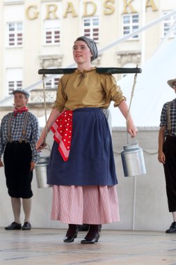 hasselt (flanders), folklor gurubu de boezeroenen Belçika'dan Zagreb 48 Uluslararası Folklor Festivali sırasında grup üyeleri halk