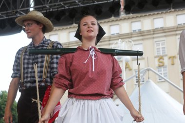 hasselt (flanders), folklor gurubu de boezeroenen Belçika'dan Zagreb 48 Uluslararası Folklor Festivali sırasında grup üyeleri halk