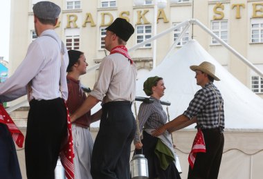 hasselt (flanders), folklor gurubu de boezeroenen Belçika'dan Zagreb 48 Uluslararası Folklor Festivali sırasında grup üyeleri halk