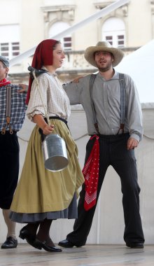 hasselt (flanders), folklor gurubu de boezeroenen Belçika'dan Zagreb 48 Uluslararası Folklor Festivali sırasında grup üyeleri halk