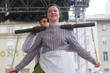 hasselt (flanders), folklor gurubu de boezeroenen Belçika'dan Zagreb 48 Uluslararası Folklor Festivali sırasında grup üyeleri halk