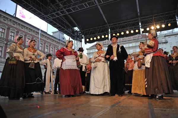 Členové lidové skupiny kupina od brodsko posavska zupanija, Chorvatsko během 48 Mezinárodní folklórní festival v Záhřebu — Stock fotografie