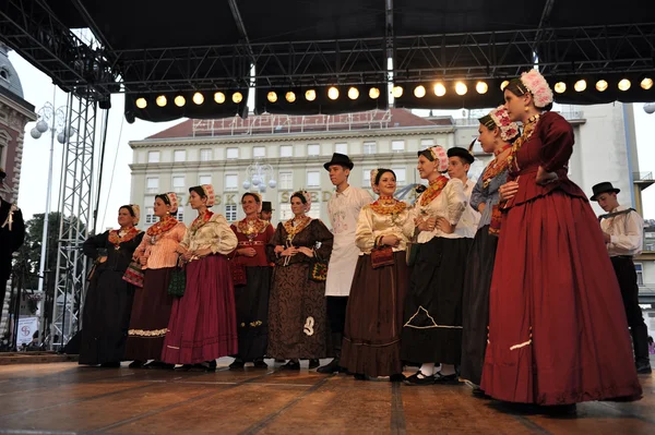 Members of folk group Kupina from Brodsko posavska zupanija, Croatia during the 48th International Folklore Festival in Zagreb — Stock Photo, Image