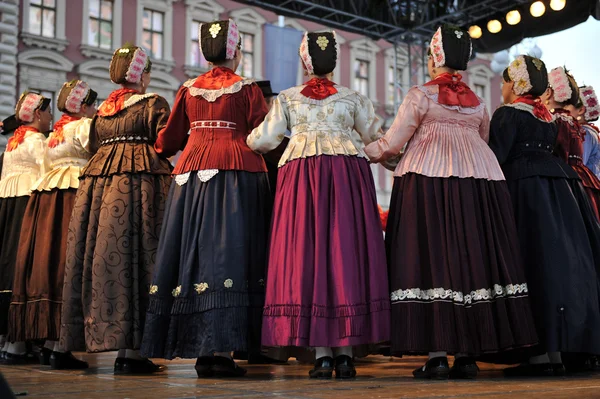 Membros do grupo folclórico Kupina de Brodsko posavska zupanija, Croácia durante o 48 Festival Internacional do Folclore em Zagreb — Fotografia de Stock
