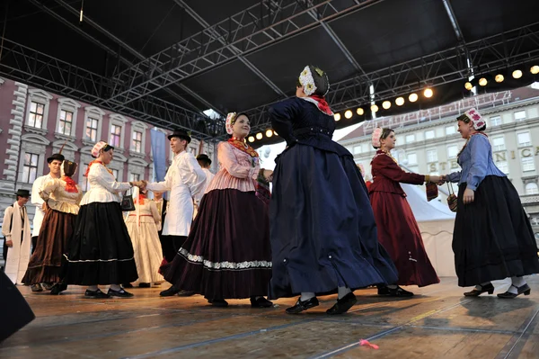 Leden van folk groep kupina van brodsko-posavska zupanija, croatia tijdens de 48ste internationale folklore festival in zagreb — Stockfoto