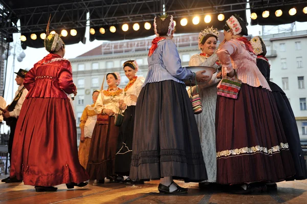 Membres du groupe folklorique Kupina de Brodsko posavska zupanija, Croatie lors du 48e Festival international du folklore à Zagreb — Photo