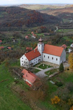 Hırvatistan 'ın Cuntic kentindeki Fransisken manastırı ve Padualı Aziz Anthony Kilisesi