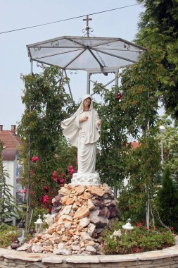 Medjugorje Leydimiz, Hırvatistan 'ın Bjelovar kentindeki Padua Kilisesi' nin önündeki heykel.