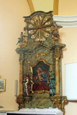 Aziz Yuhanna Kilisesi 'ndeki Bakire Meryem sunağı ve Hırvatistan' ın Cerje kentindeki Evangelist.