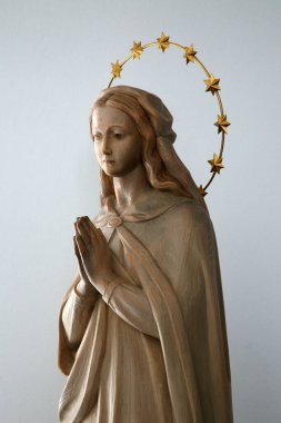 Hırvatistan 'ın Brodsko Vinogorje kentindeki Bakire Meryem Kilisesinde Bakire Meryem heykeli