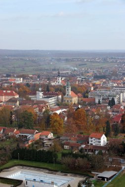 Hırvatistan 'ın Bjelovar kentindeki Avila Katolik Katedrali' nin Kutsal Trinity Ortodoks Kilisesi ve St. Theresa 'sı