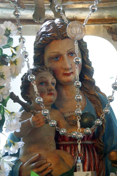 圣母玛利亚与婴儿耶稣雕像在克罗地亚维纳戈拉的圣母玛利亚参观教堂 — 图库照片