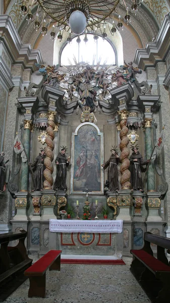 クロアチアのセルニクにあるフランシスコ会聖ペテロ教会のアッシジの聖フランシスの祭壇 — ストック写真