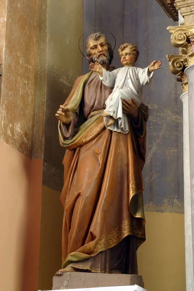 圣约瑟 圣法比安和塞巴斯蒂安圣坛上的雕像 位于克罗地亚Zlatar圣母升天教堂 — 图库照片