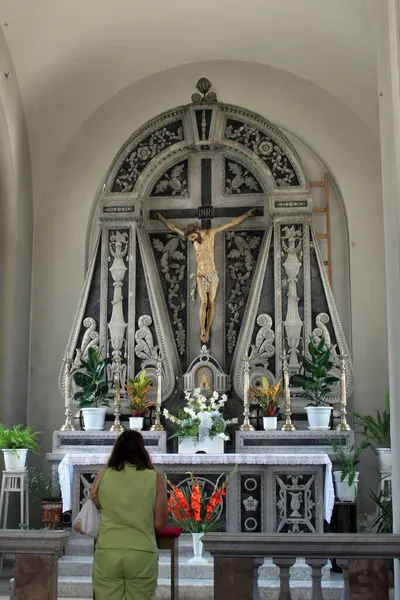 克罗地亚锡比尼克市外圣母教区教堂的圣十字祭坛 — 图库照片