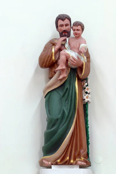 San Giuseppe Tiene Bambino Gesù Una Statua Nella Chiesa Parrocchiale — Foto Stock