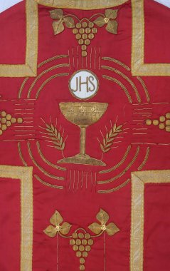 Altın işlemeli kilise zincirleri.