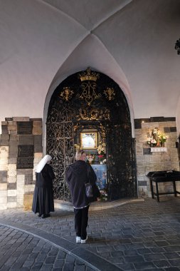 Hırvatistan 'ın başkenti Zagreb' deki Kamenita Vrata (Taş Kapı) Kilisesi 'nde inançlı bir şekilde dua ediyor.