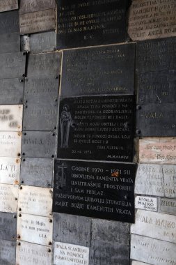 Hırvatistan 'ın başkenti Zagreb' deki Kamenita Vrata (Taş Kapı) Kilisesi 'nde Meryem Ana' ya adanmış anma plaketleri