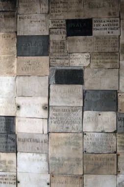 Hırvatistan 'ın başkenti Zagreb' deki Kamenita Vrata (Taş Kapı) Kilisesi 'nde Meryem Ana' ya adanmış anma plaketleri