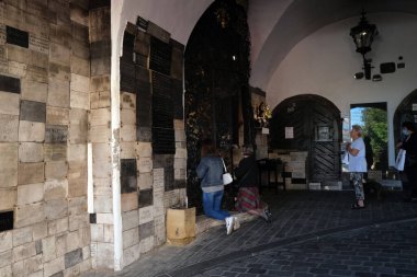 Hırvatistan 'ın başkenti Zagreb' deki Kamenita Vrata (Taş Kapı) Kilisesi 'nde inançlı bir şekilde dua ediyor.