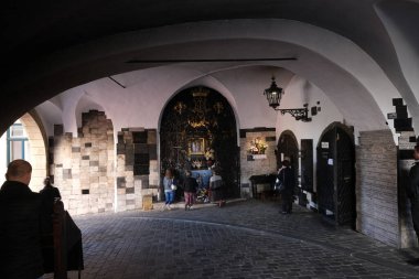 Hırvatistan 'ın başkenti Zagreb' deki Kamenita Vrata (Taş Kapı) Kilisesi 'nde inançlı bir şekilde dua ediyor.