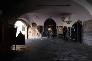 Hırvatistan 'ın başkenti Zagreb' deki Kamenita Vrata (Taş Kapı) Kilisesi 'nde inançlı bir şekilde dua ediyor.