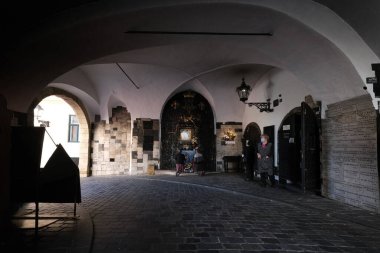 Hırvatistan 'ın başkenti Zagreb' deki Kamenita Vrata (Taş Kapı) Kilisesi 'nde inançlı bir şekilde dua ediyor.