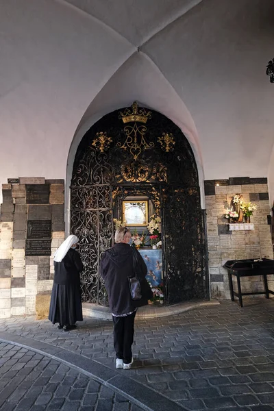 Věrní Modlitbě Kapli Panny Marie Kamenity Vraty Záhřebu Chorvatsko — Stock fotografie