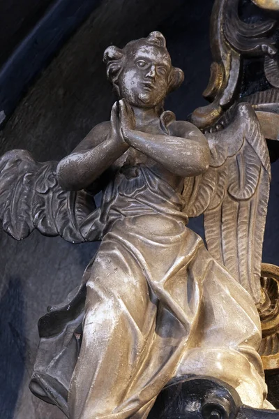 天使像 クロアチア ザグレブのカメニタ ヴラタの聖母礼拝堂 — ストック写真