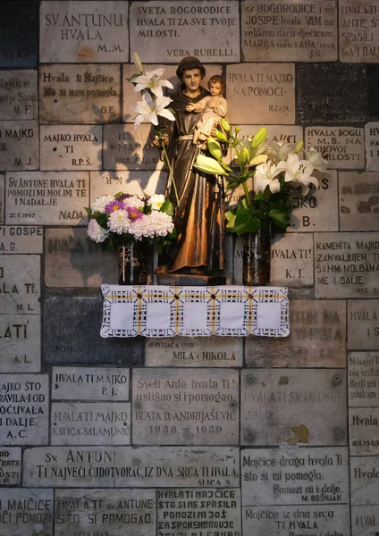 帕多瓦的圣安东尼 克罗地亚萨格勒布Kamenita Vrata 圣母教堂的雕像 — 图库照片