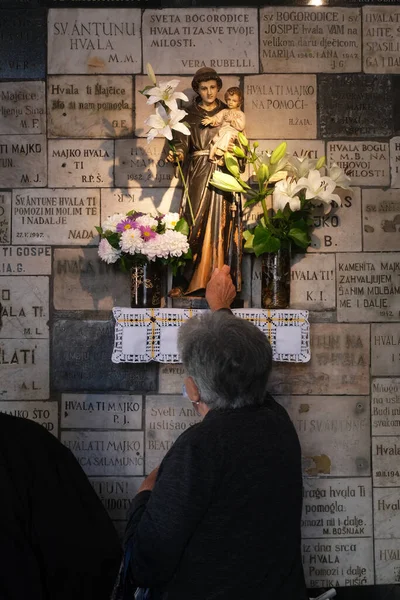 Faithful Pray Front Statue Saint Anthony Padua Chapel Our Lady —  Fotos de Stock