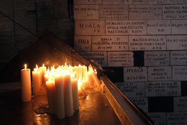 ザグレブのカメニータ ヴラタ の聖母礼拝堂のろうそくを灯し 故人の愛する人を覚えて名誉を与えます — ストック写真