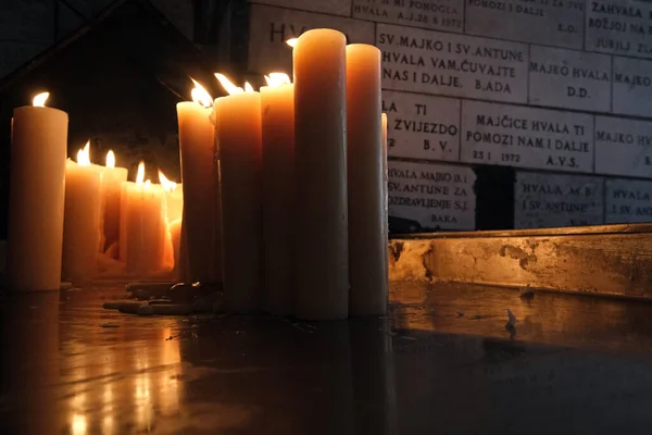 Encendiendo Velas Capilla Nuestra Señora Desde Kamenita Vrata Puerta Piedra — Foto de Stock