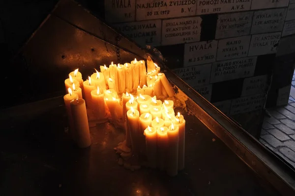 Iluminando Velas Capela Nossa Senhora Kamenita Vrata Porta Pedra Zagreb — Fotografia de Stock