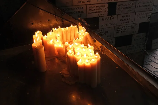 Encendiendo Velas Capilla Nuestra Señora Desde Kamenita Vrata Puerta Piedra — Foto de Stock