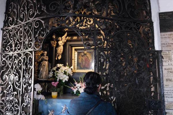 Fieles Oración Capilla Nuestra Señora Kamenita Vrata Puerta Piedra Zagreb —  Fotos de Stock