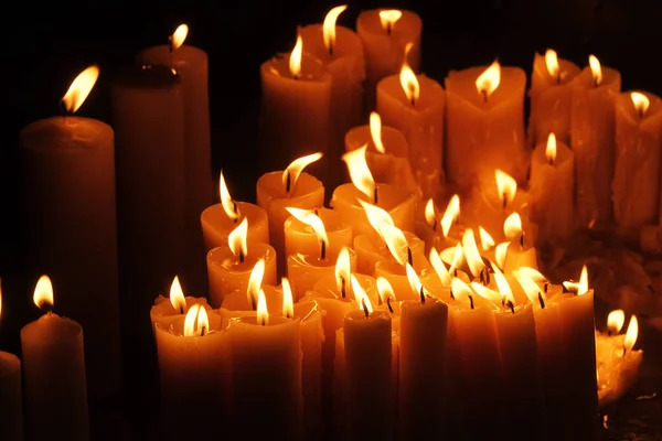 在萨格勒布Kamenita Vrata 的圣母小礼拜堂点着蜡烛 悼念和缅怀死者家属 — 图库照片