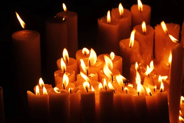 在萨格勒布Kamenita Vrata 的圣母小礼拜堂点着蜡烛 悼念和缅怀死者家属 — 图库照片