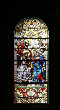 Bakire Meryem'in annunciasyonu, Zagreb'deki Aziz Yahya Baptist kilisesinin vitray penceresi, Hırvatistan