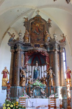 Hırvatistan 'ın Glogovnica kentinde Bakire Meryem' in Varsayımı kilisesinde yüksek sunak