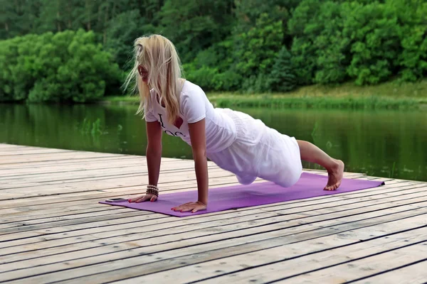 Donna che pratica esercizio yoga — Foto Stock