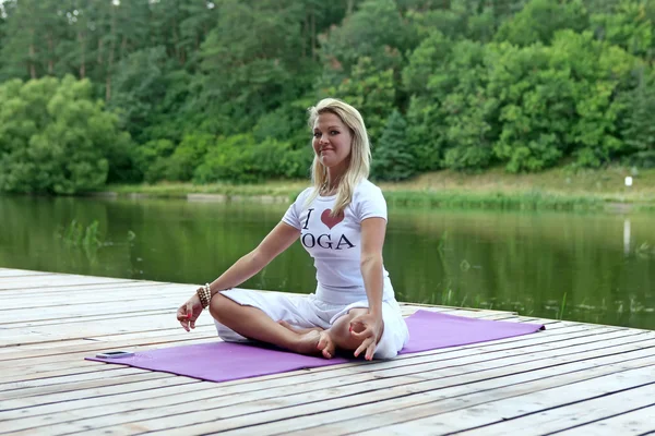 Woman meditates outdoors — Stock Photo, Image