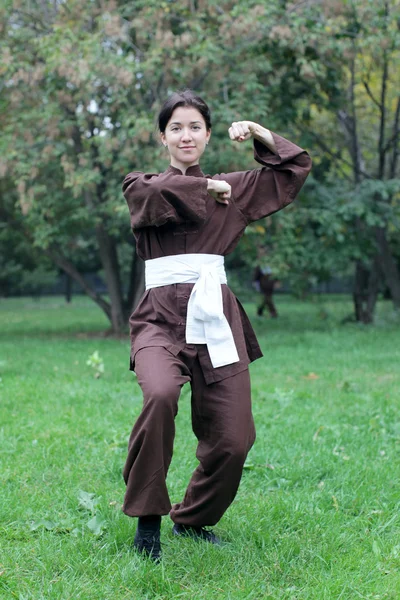 Frau übt Kung Fu — Stockfoto