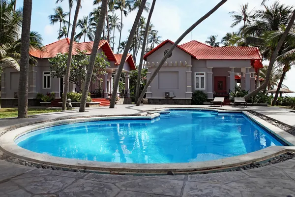 Piscina no resort tropical — Fotografia de Stock