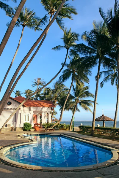 Poolen på tropical resort — Stockfoto